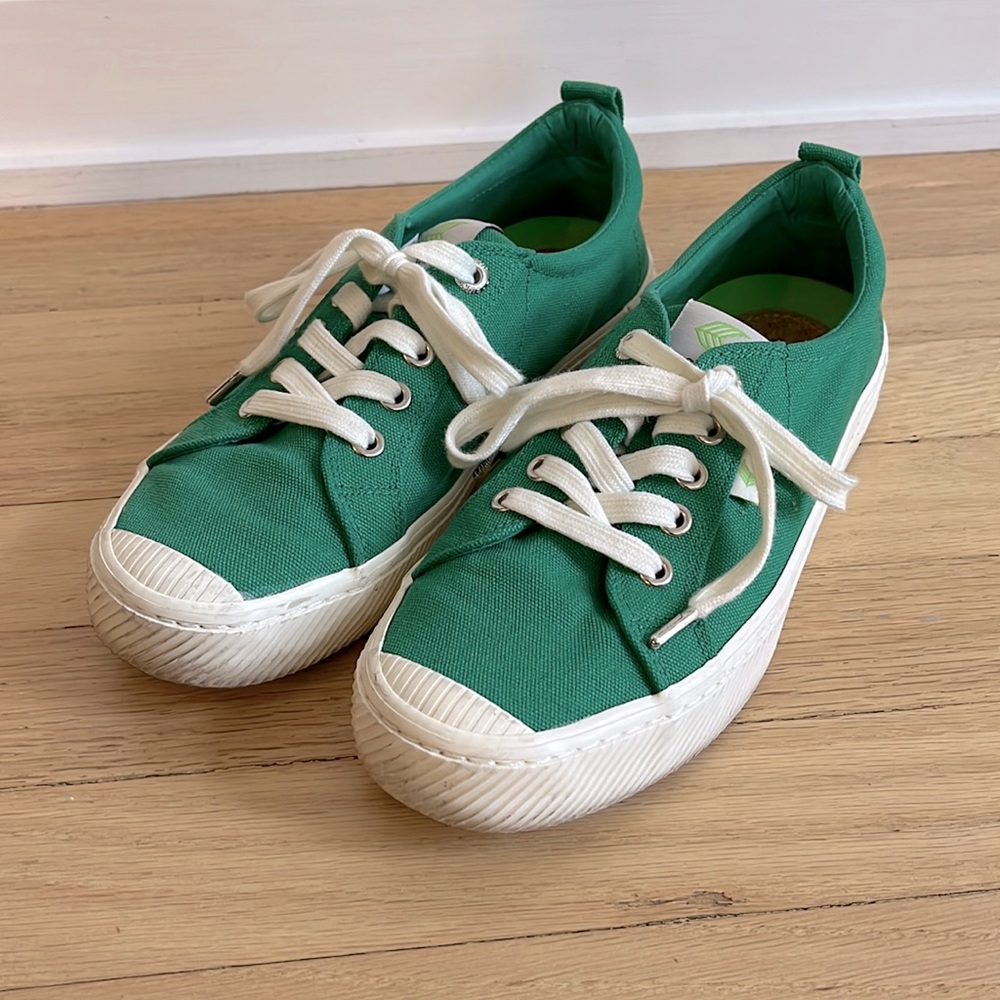 Cariama women’s green canvas sneakers 7.5